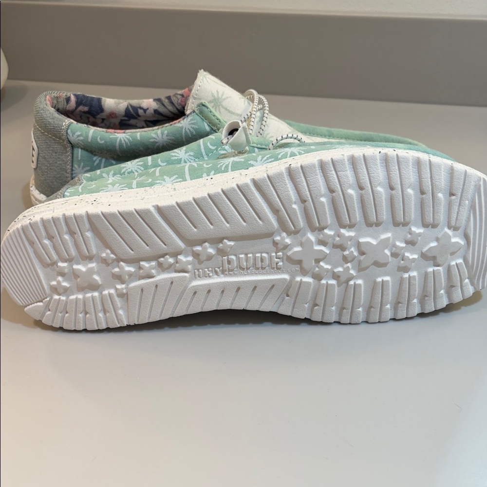 Hey Dude Men’s Palm-Print Slip-On Sneakers - Mint & White
Never Worn - Picture 4 of 4